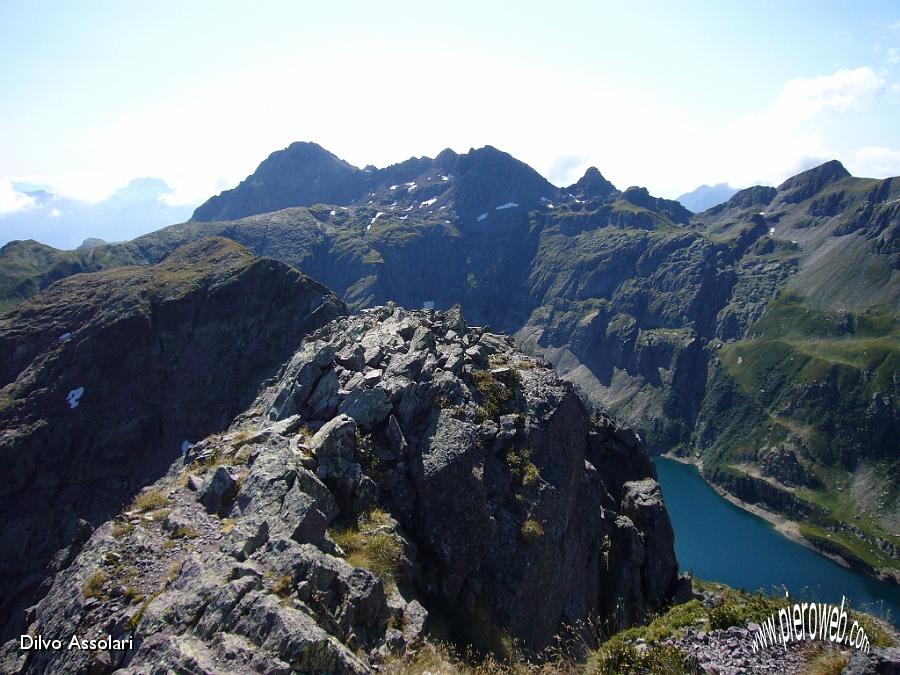 18 Uno sguardo verso il Pradella.JPG